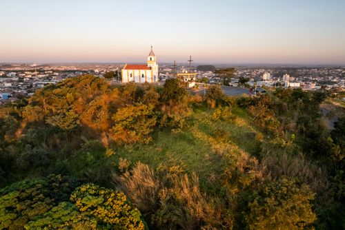 Vista de drone da Capela São João Batista ao entardecer - situada no Morro São João - também denominado M