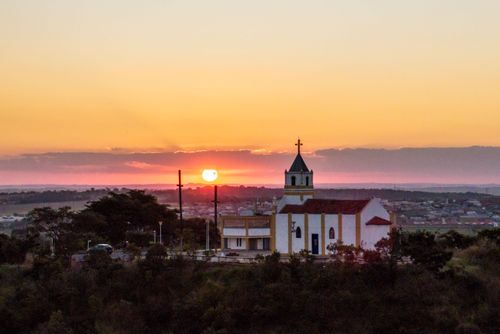 Vista de drone da Capela São João Batista ao entardecer - situada no Morro São João - também denominado M