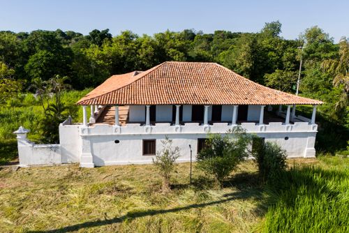 Vista de drone do Complexo de casa grande e senzala na Fazenda Colubande - antigo engenho de açúcar