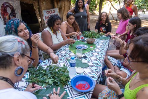 Oficina de Miçangas do Ciclo Sagrado Feminino durante o evento Abril Indígena 2026 na aldeia urbana multiét