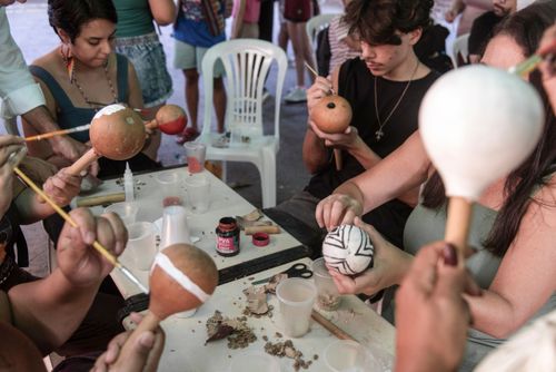 Oficina de maracá durante o evento Abril Indígena 2026 na aldeia urbana multiétnica Maracanã ou Marakanã
