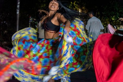 Jovem indígena da etnia Tukano dançando carimbó durante evento Abril Indígena 2026 na aldeia urbana multi�