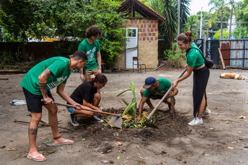 Indígenas de diferentes etnias durante mutirão de plantio de muda na aldeia urbana multiétnica Maracanã ou