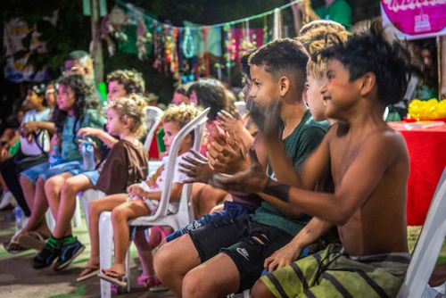 Crianças e meninos indígenas assistem apresentação do circo indígena da Trupe Caiure durante o evento Abr