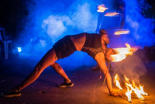 Apresentação do circo indígena da Trupe Caiure durante o evento Abril Indígena 2026 na aldeia urbana multi