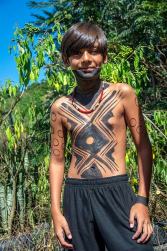 Menino indígena Guarani com pintura corporal na Aldeia Mata Verde Bonita ou Tekoa Ka'Aguy Ovy Porã