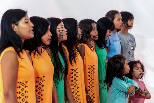 IndÃgenas no ensaio do Coral Guarani Para Poty durante evento na Aldeia Mata Verde Bonita ou Tekoa Ka'Aguy Ov
