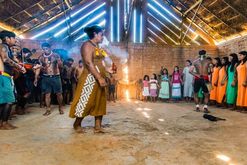 Cacique Tupa Guarani e cacica Jurema no ritual na casa de reza durante abertura do evento Marica Indígena 202