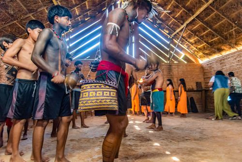 Ritual - dança do pássaro Tangara na casa de reza na abertura do evento Maricá Indígena 2026 na Aldeia Mat