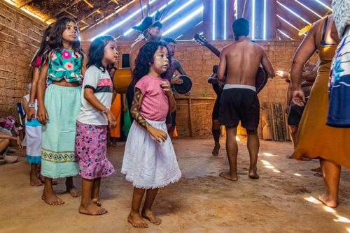 Ritual - dança do pássaro Tangara com o coral Guarani Para Poty na casa de reza na abertura do evento Maric�