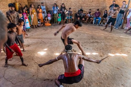 Xondaro - ritual que prepara os guerreiros da cultura Guarani na casa de reza durante o evento Maricá Indíge