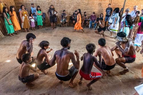 Xondaro - ritual que prepara os guerreiros da cultura Guarani na casa de reza durante o evento Maricá Indíge