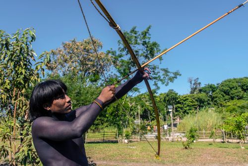 Jovem indígena Bare com arco e flecha na Aldeia Mata Verde Bonita ou Tekoa Ka'Aguy Ovy Porã da etnia Guarani
