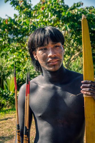 Retrato de jovem indígena Bare com arco e flecha na Aldeia Mata Verde Bonita ou Tekoa Ka'Aguy Ovy Porã da et