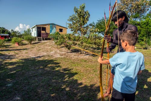 Oficina de arco e flecha durante evento Maricá Indígena 2026 na Aldeia Mata Verde Bonita ou Tekoa Ka'Aguy Ov