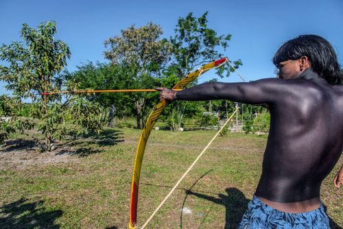 Oficina de arco e flecha com indígena Bare durante evento Maricá Indígena 2026 na Aldeia Mata Verde Bonita 