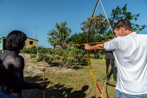 Oficina de arco e flecha com indígena Bare durante evento Maricá Indígena 2026 na Aldeia Mata Verde Bonita 