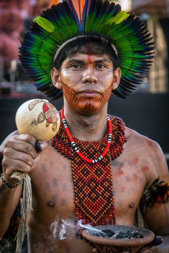 Jovem indígena Pataxó com incenso de amescla durante o evento Maricá Indígena 2026 na Aldeia Mata Verde Bo
