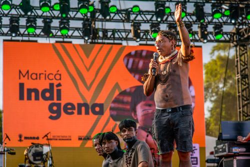Cacique Tupa Guarani e indígenas Bare e Puri na Aldeia Mata Verde Bonita ou Tekoa Ka'Aguy Ovy Porã da etnia 