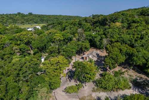 Vista de drone de casas indígenas da etnia Guarani Mbya na Aldeia Mata Verde Bonita - Tekoa Ka'Aguy Ovy Porã