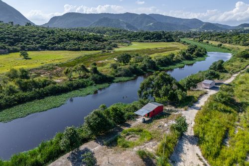 Vista de drone da Aldeia Mata Verde Bonita - Tekoa Ka'Aguy Ovy Porã da etnia Guarani Mbya na margem do Rio Br