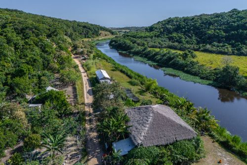 Vista de drone de casas na Aldeia Mata Verde Bonita - Tekoa Ka'Aguy Ovy Porã da etnia Guarani Mbya na margem