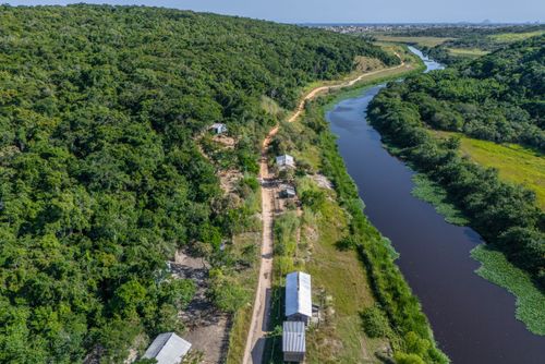 Vista de drone de casas na Aldeia Mata Verde Bonita - Tekoa Ka'Aguy Ovy Porã da etnia Guarani Mbya na margem