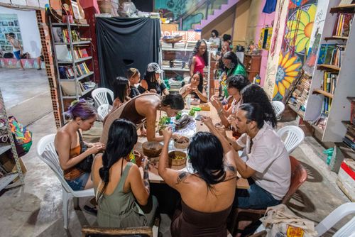 Oficina de maracá ministrada cacica Potyra da aldeia Maracanã durante evento Abril Indígena 2026 no CESAC C