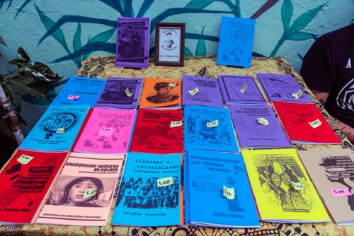 Livros indígenas sobre politica sulamericana à venda no evento Abril Indígena 2026 no CESAC Centro Etnoconh