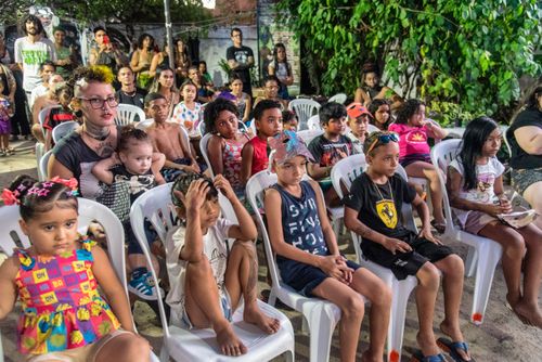 Crianças indígenas e da Comunidade do Alemão assistem apresentação do circo indígena da Trupe Caiure dur