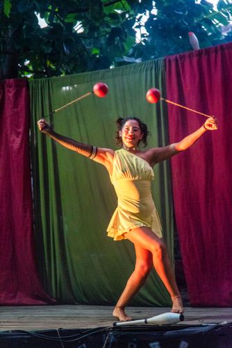 Apresentação do circo indígena da Trupe Caiure durante o evento Abril Indígena 2026 no CESAC Centro Etnoco