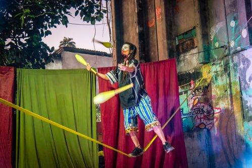 Apresentação de malabarista do circo indígena da Trupe Caiure durante o evento Abril Indígena 2026 no CESA
