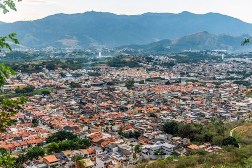 Vista de cima de moradias do bairro Campo Grande e ao fundo Parque Natural Municipal da Serra do Mendanha