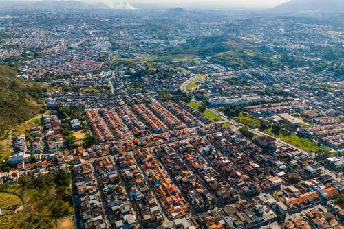 Vista de cima de moradias do bairro Campo Grande - Estrada da Posse à direita