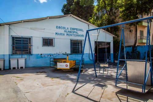 Vista interna da Escola Especial Municipal Maria Montessori com brinquedo adaptado - bairro Campo Grande
