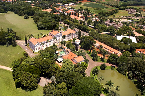 Edif&iacute;cio central da ESALQ Escola Superior de Agricultura Luiz de Queiroz -  Universidade de S&atilde;o Paulo - inaugurado em 1907 | Pulsar Imagens | Banco  imagens do Brasil