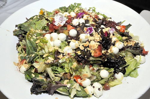 Salada campestre com folhas, frutas e ovos de codorna
