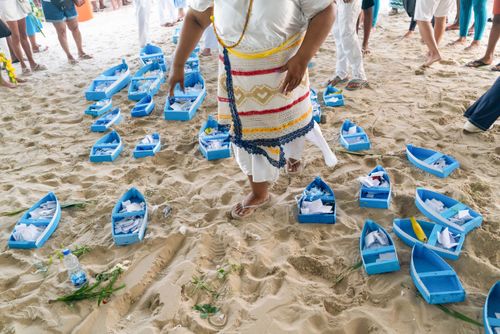 Oferendas na 22ª Festa de Iemanjá promovida pelo Mercadão de Madureira na Praia de Copacabana