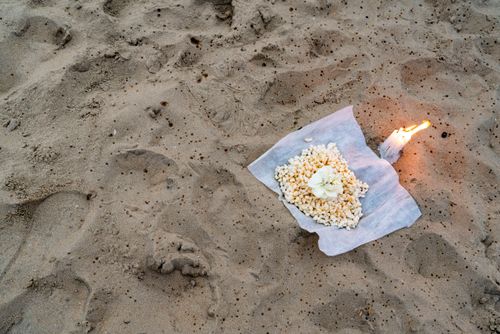 Oferendas na 22ª Festa de Iemanjá promovida pelo Mercadão de Madureira na Praia de Copacabana