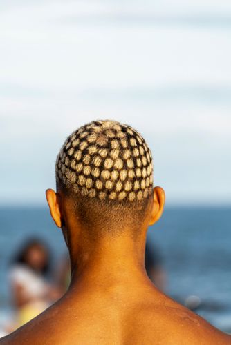 Jovem com cabelo cortado e pintado na Praia de Ipanema