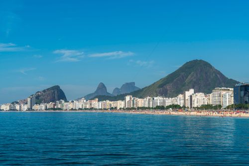 Vista de edifícios na Praia de Copacabana com Morro do Cantagalo - Morro Dois Irmãos e Pedra da Gávea ao fu