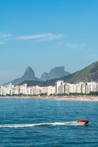 Vista de edifícios na Praia de Copacabana com Morro Dois Irmãos e Pedra da Gávea ao fundo