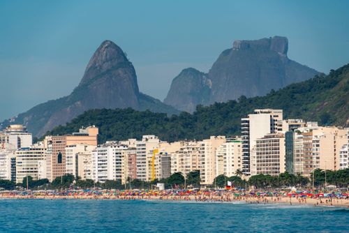 Vista de edifícios na Praia de Copacabana com Morro Dois Irmãos e Pedra da Gávea ao fundo