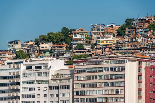 Prédios na orla da Praia do Leme com moradias na encosta do Morro da Babilônia 