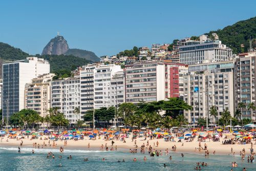 Prédios na orla da Praia do Leme com moradias no Morro da Babilônia - ao fundo
