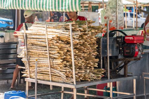 Moedor de cana-de-açúcar na feirinha de artesanato do Leme