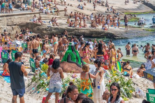 Pessoas na festa para Iemanjá na Praia do Arpoador