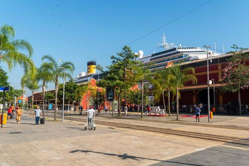 Navio de cruzeiro e armazéns do Cais da Gamboa no Porto do Rio de Janeiro