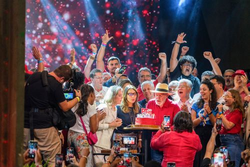 Presidente Luís Inácio Lula da Silva com Janja - Gleisi Hoffmann e Paulo Okamotto na comemoração do aniver