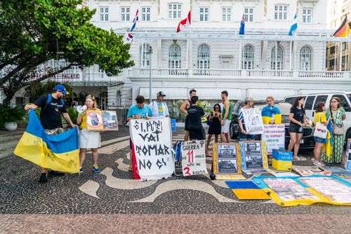Manifestação da comunidade ucraniana no Brasil pelo fim da guerra - em frente ao Copacabana Palace